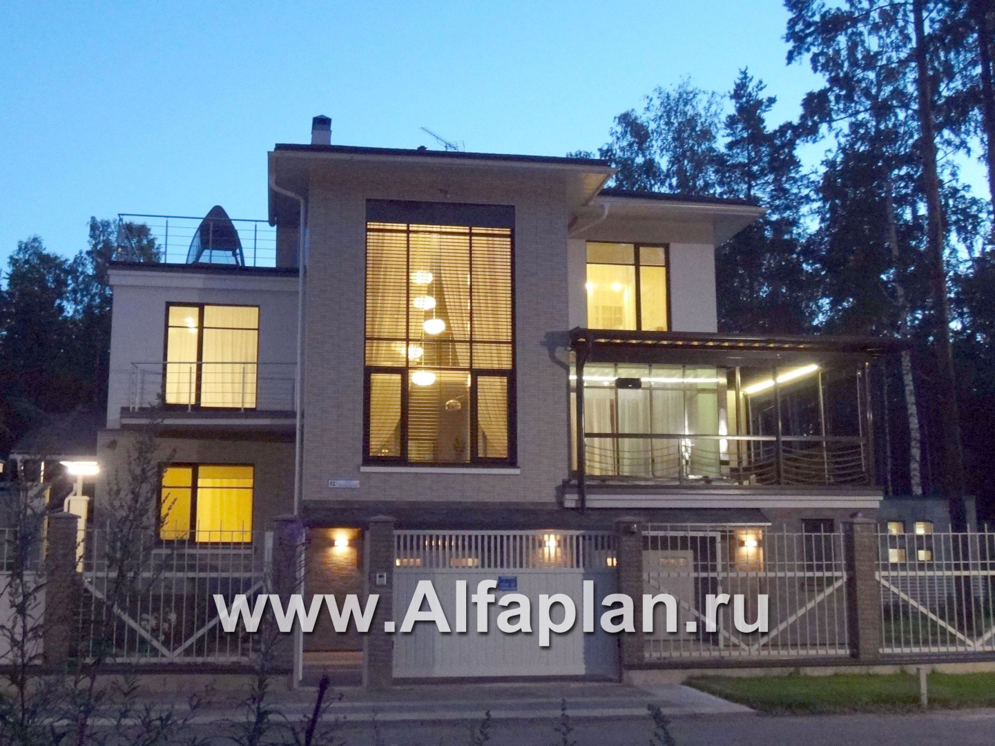 Проекты домов Альфаплан - «Три  семерки» - проект трехэтажного дома, гараж в цоколе, второй свет и панорамные окна, современный дизайн дома - основное изображение