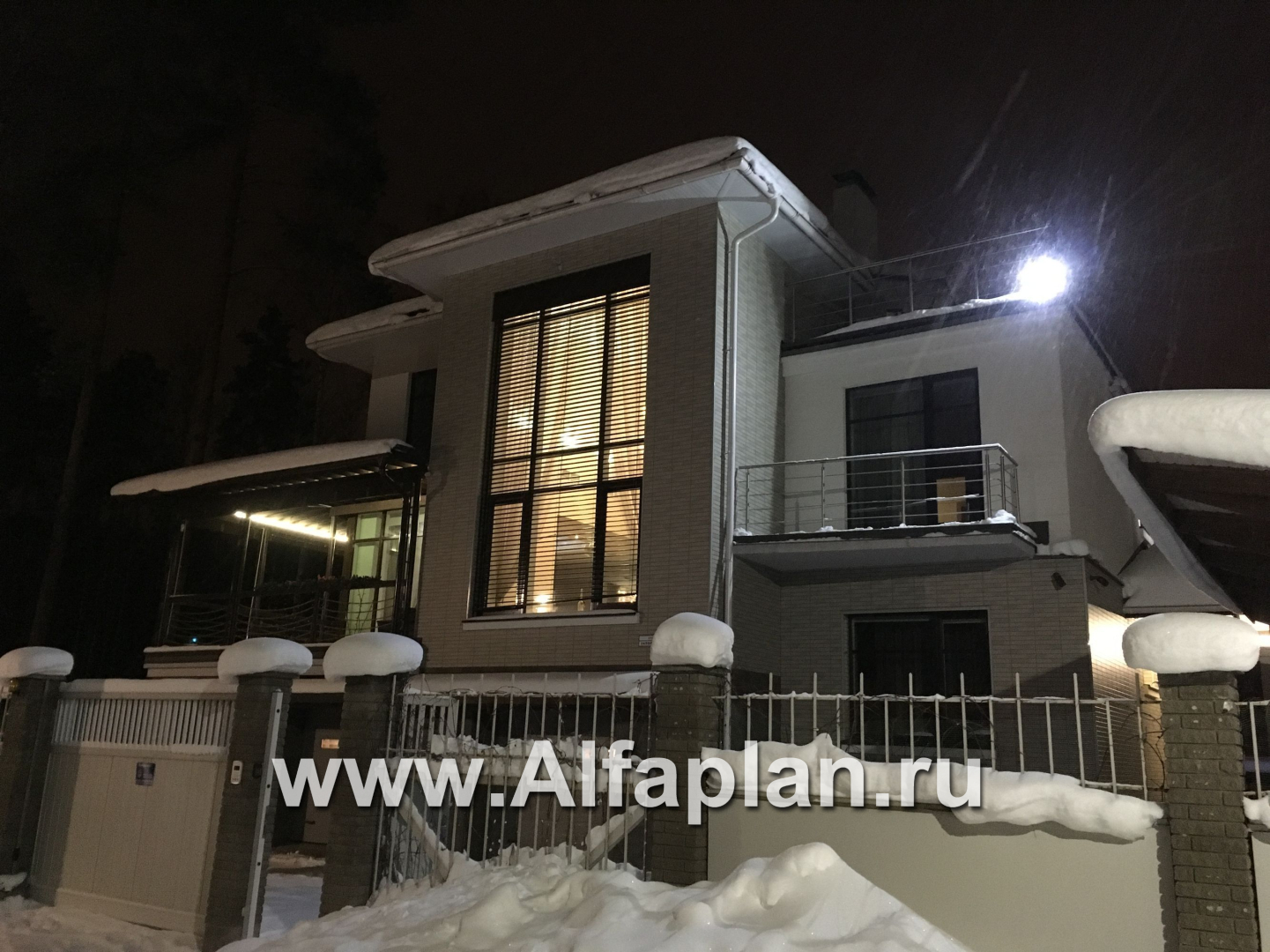Проекты домов Альфаплан - «Три  семерки» - проект трехэтажного дома, гараж в цоколе, второй свет и панорамные окна, современный дизайн дома - дополнительное изображение №4